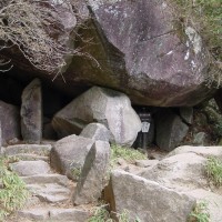 母の胎内潜り1