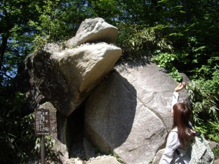 ガマ石