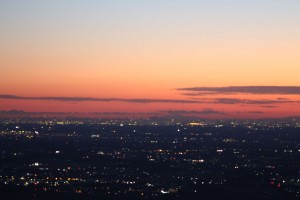 この時点ではまだ夜景の輝きは少ないが・・・