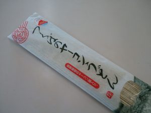 つくば市で無農薬栽培したヤーコンの新芽を織り込んだうどん